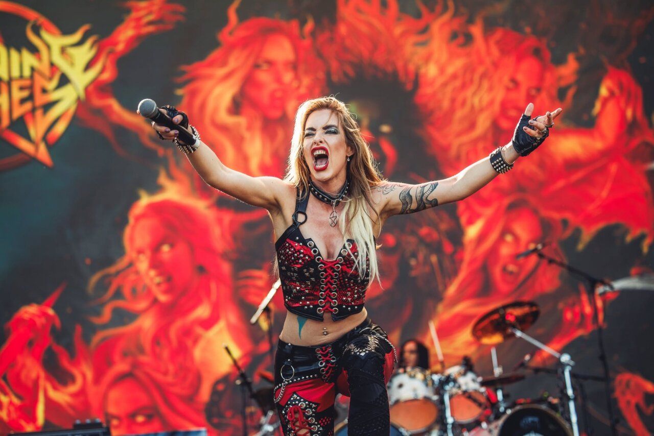 Cantante de metal enérgico en concierto con fondo ardiente