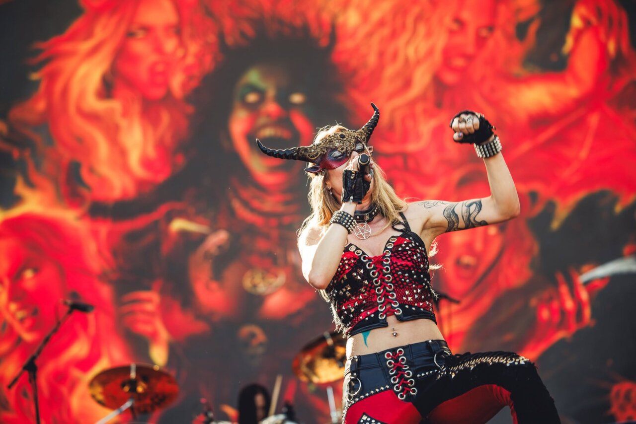 Cantante de metal con vestimenta llamativa en un concierto