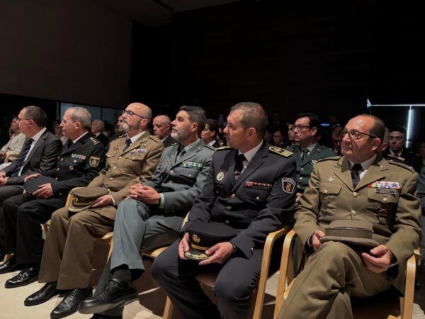 Agentes de la Policía Nacional en un homenaje a víctimas del terrorismo