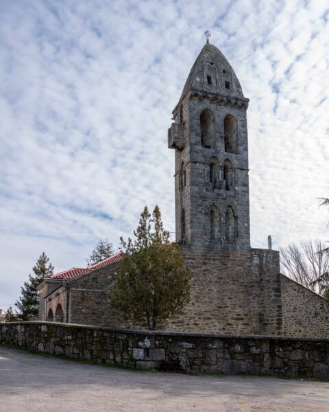 Iglesia de Nuestra Señora de la Asunción en Mombuey con torre templaria