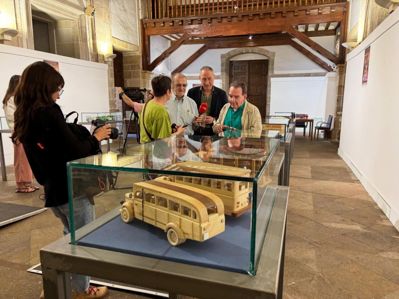 Exposición de artesanía en madera con vehículos históricos en la Iglesia de la Encarnación