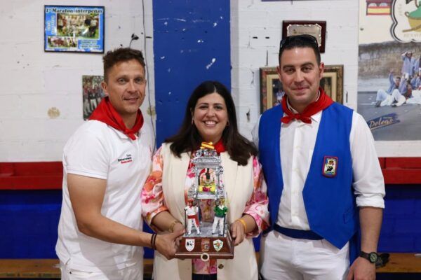 Tres personas sosteniendo un trofeo en un evento del Ayuntamiento de Benavente