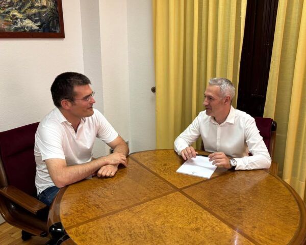 Reunión entre el alcalde de Toro y representante de Cobadu sobre desarrollo económico