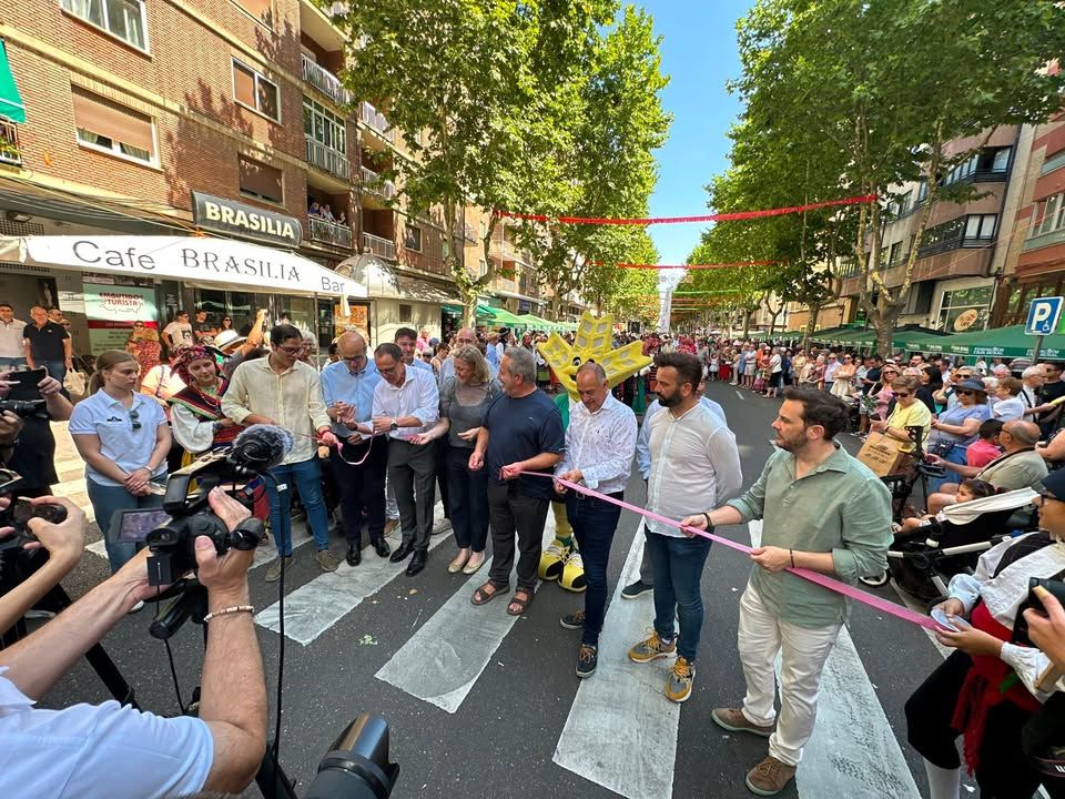 Inauguración de la Feria del Ajo en Zamora con autoridades y público presente.