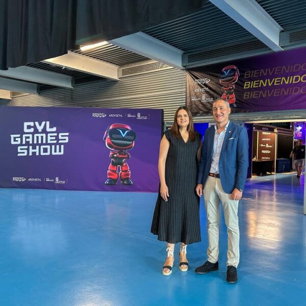 Inauguración del Game CyL Show 2026 en Zamora con dos personas sonriendo.
