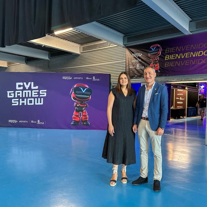 Inauguración del Game CyL Show 2026 en Zamora con dos personas sonriendo.