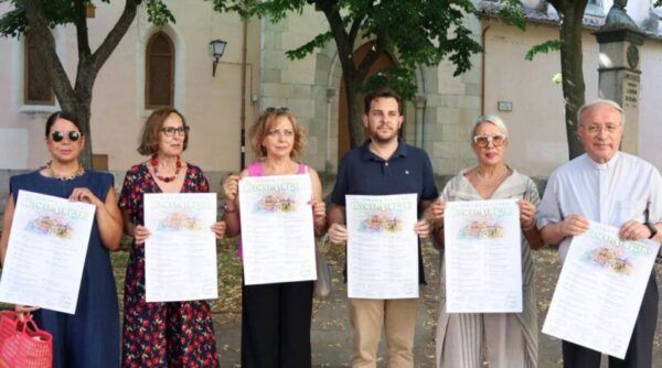 Grupo de personas sosteniendo carteles de la Semana Cultural del Casco Antiguo
