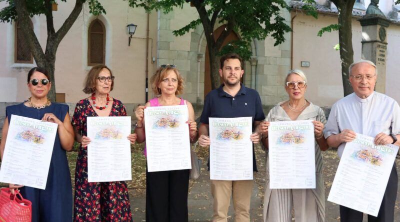 Grupo de personas sosteniendo carteles de la Semana Cultural del Casco Antiguo
