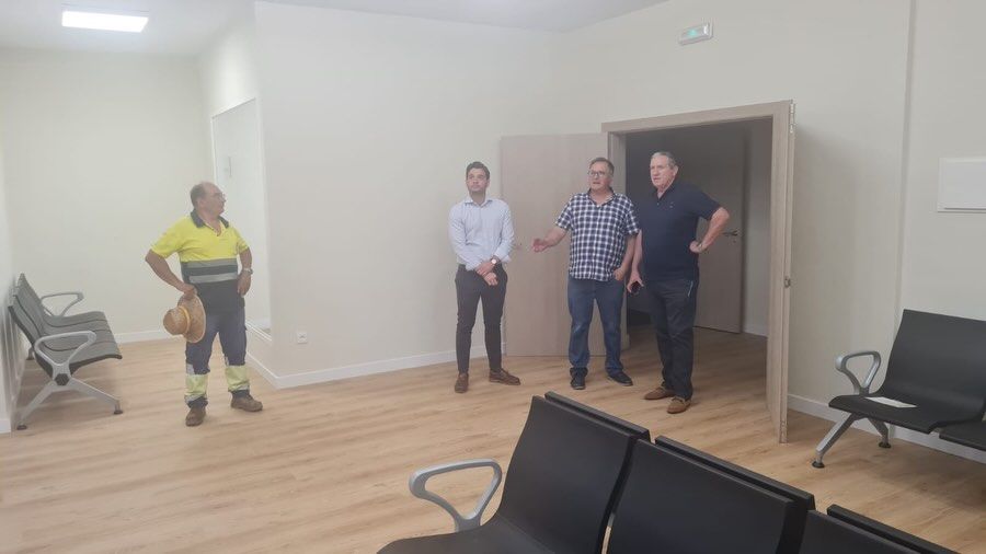 Visita de autoridades al nuevo velatorio municipal en Jambrina
