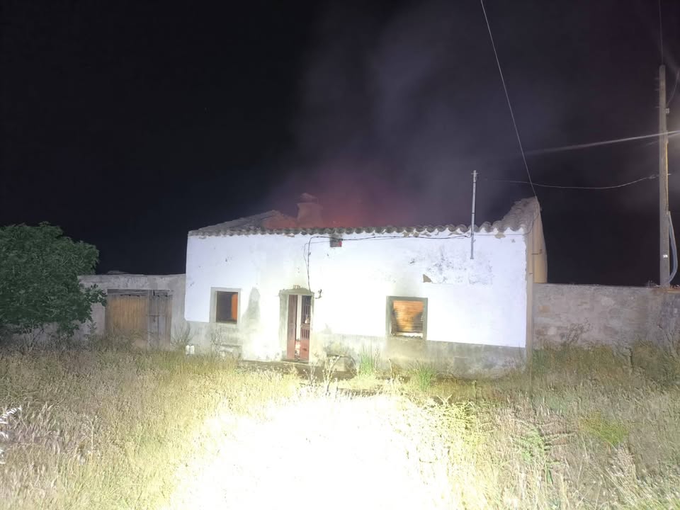 Incendio en una vivienda deshabitada en Pereruela de Sayago con humo saliendo del techo