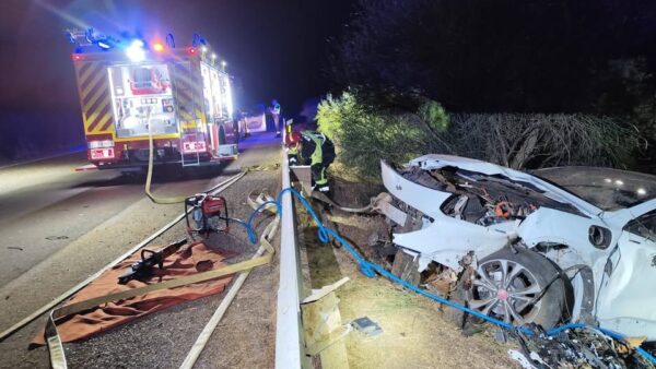 Bomberos trabajando en un accidente de tráfico en la A-66