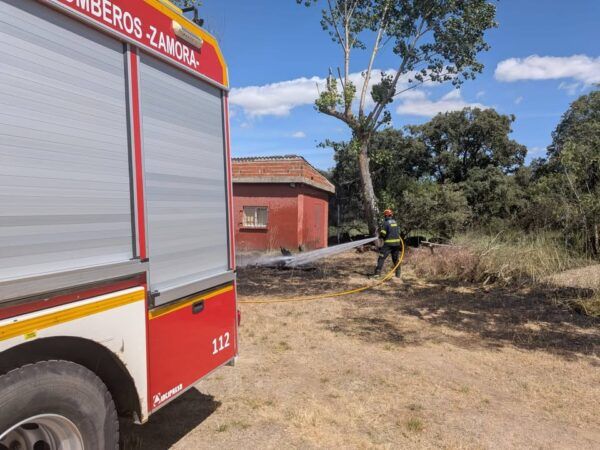 Bomberos trabajando en la extinción de un incendio en Arcillo