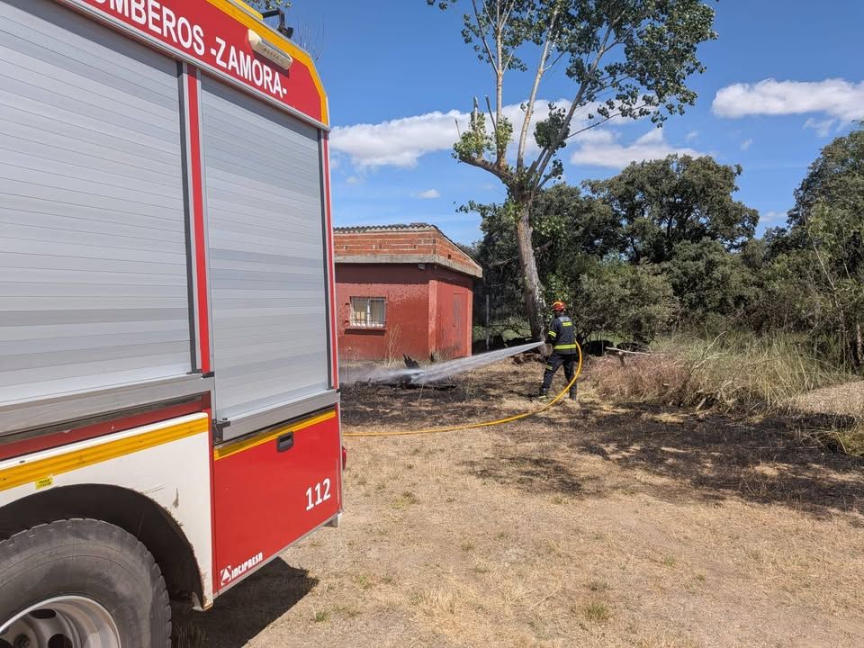 Bomberos trabajando en la extinción de un incendio en Arcillo