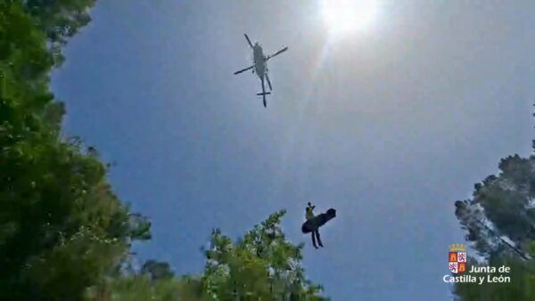 Helicóptero de rescate sobrevolando la senda del Chorro de las Batuecas