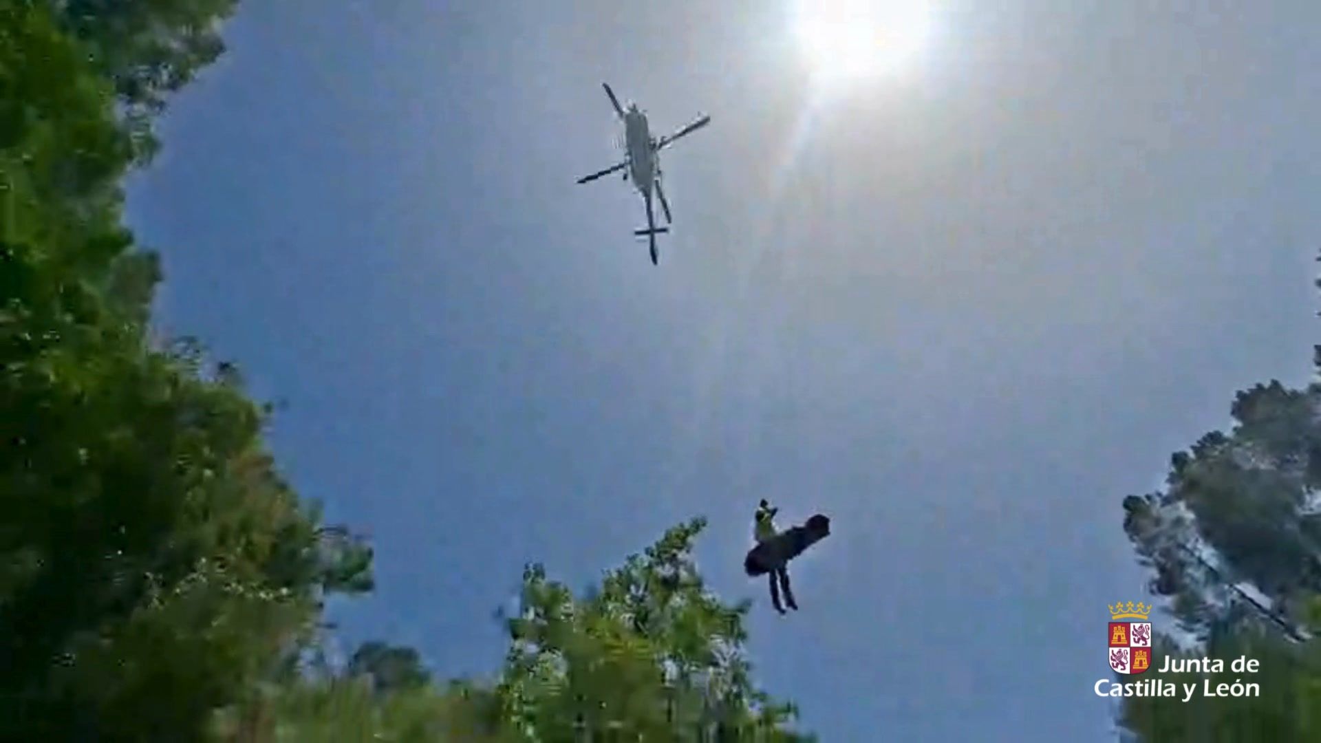 Helicóptero de rescate sobrevolando la senda del Chorro de las Batuecas