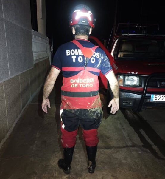 Bombero de Toro trabajando en inundaciones en Fuentespreadas