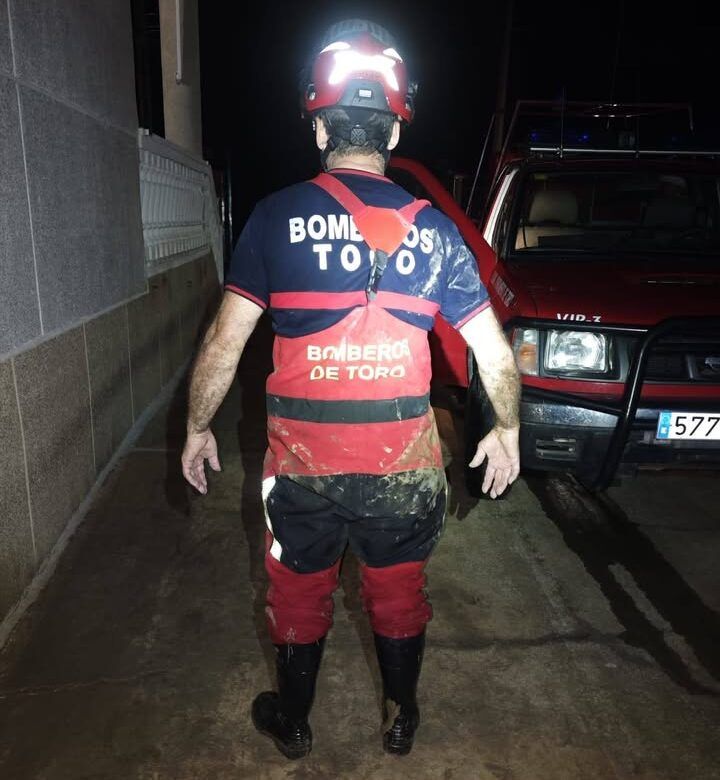 Bombero de Toro trabajando en inundaciones en Fuentespreadas