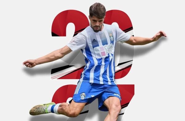 Isaiah Navarro jugando al fútbol con el Zamora CF en la temporada 2026/27