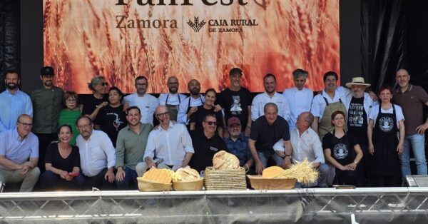 Participantes del IX Campeonato Mundial de Callos en Zamora con panes y harinas
