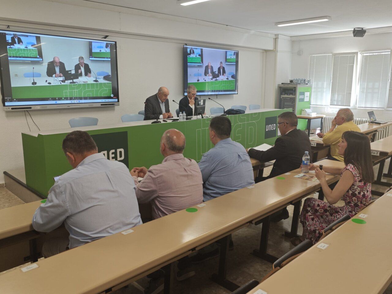 Reunión en la UNED Zamora con participantes en un debate académico