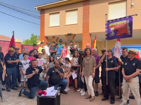 Grupo de personas participando en la jornada de toque de campanas en Zamora