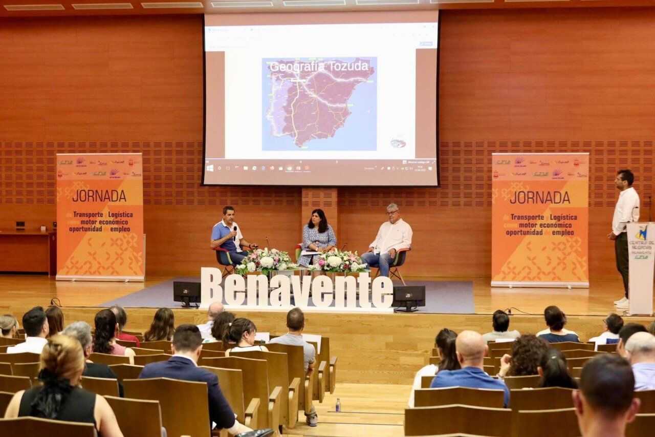 Panel de discusión sobre transporte sostenible en el IES León Felipe