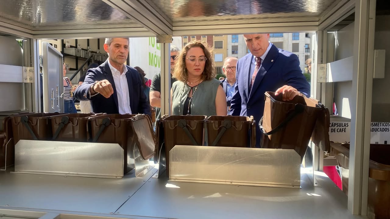 Funcionarios observando nuevos puntos limpios móviles en León