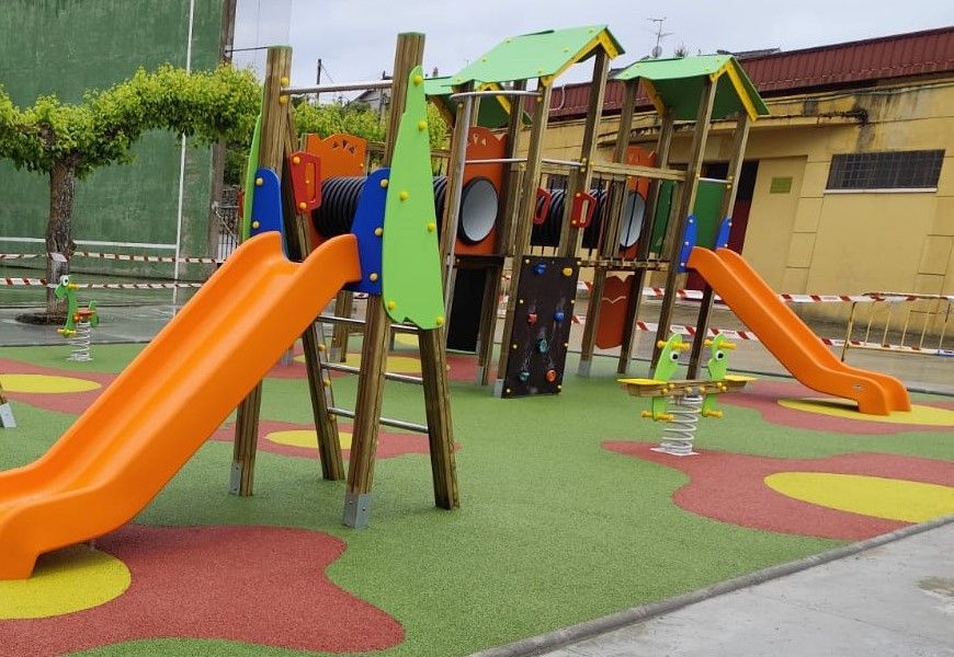 Parque infantil con toboganes y áreas de juego coloridas