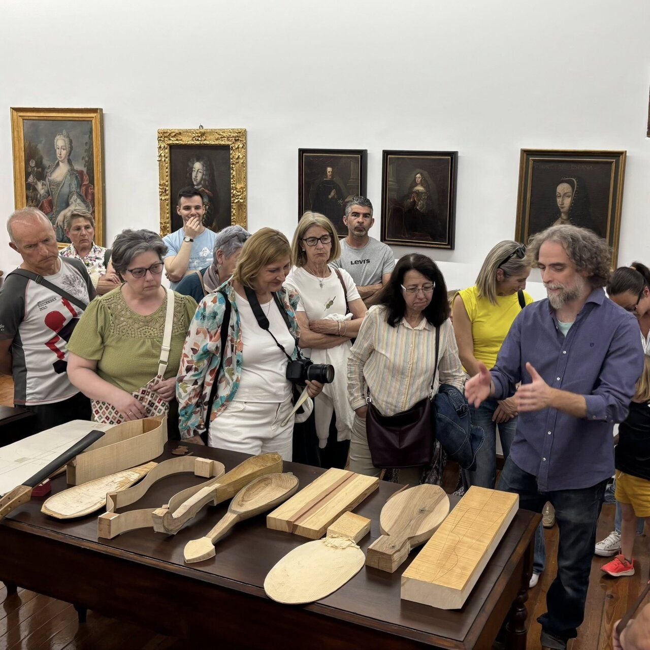 Visita guiada en la exposición sobre la viola medieval y su legado