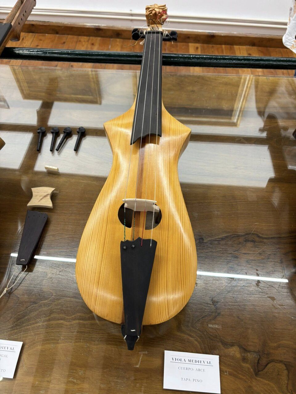 Viola medieval expuesta en la muestra sobre maderas