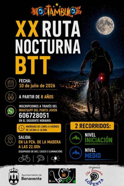 Participante en marcha nocturna BTT con bicicleta bajo la luna