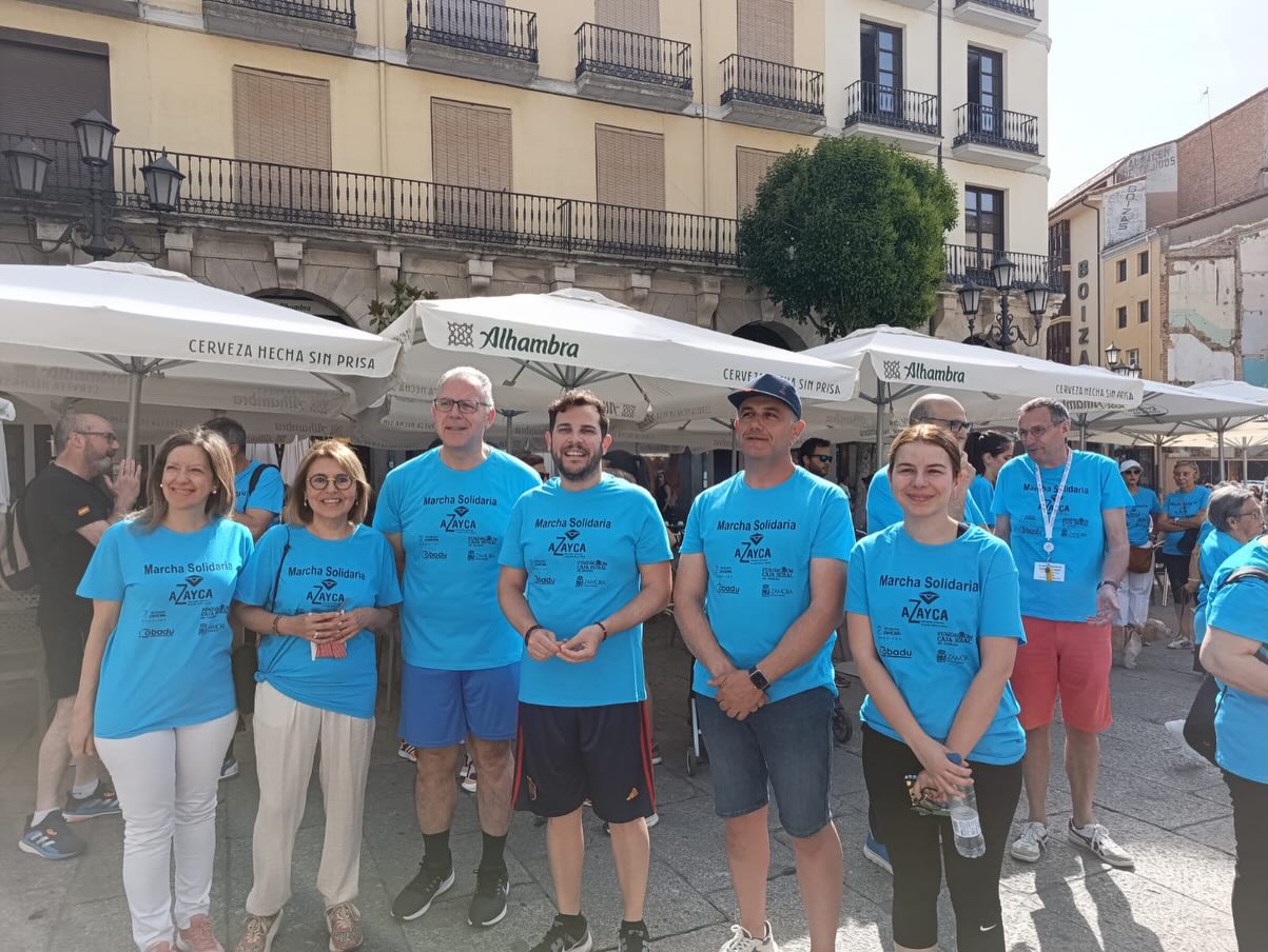 Participantes en la marcha solidaria en Zamora apoyando la lucha contra el cáncer