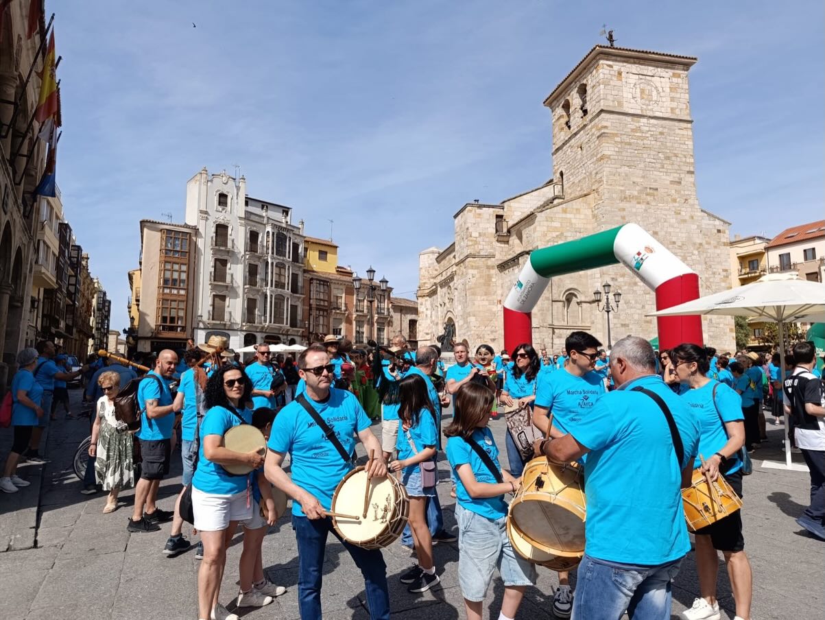 Participantes en la marcha solidaria en Zamora con camisetas azules