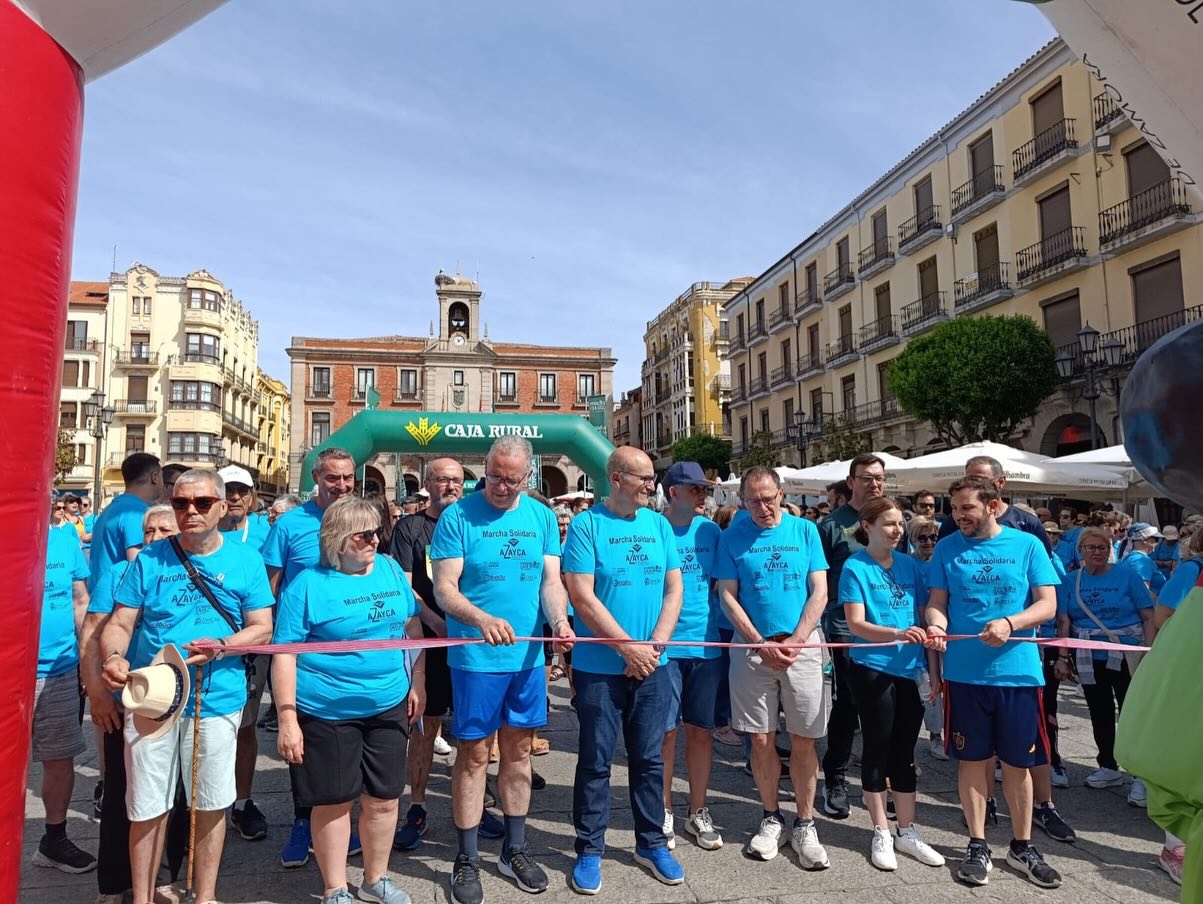 Participantes en la marcha solidaria en Zamora con camisetas azules.