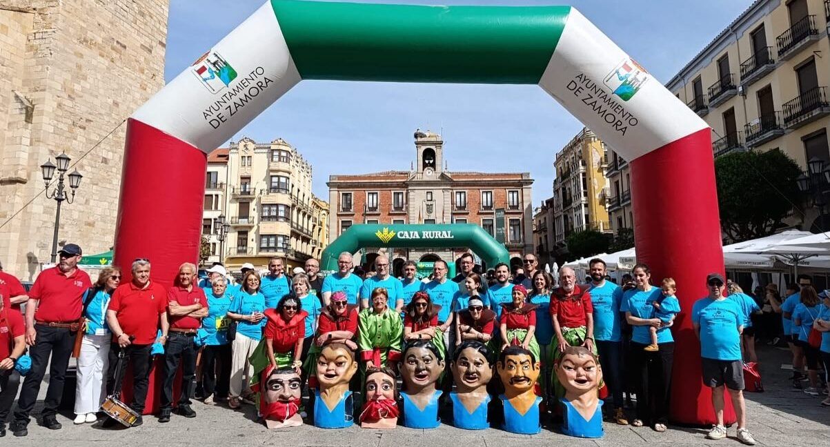 Participantes en la marcha solidaria en Zamora con pancartas y disfraces
