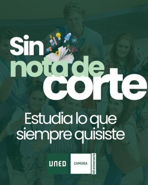 Estudiantes felices mostrando su entusiasmo por la educación en la UNED