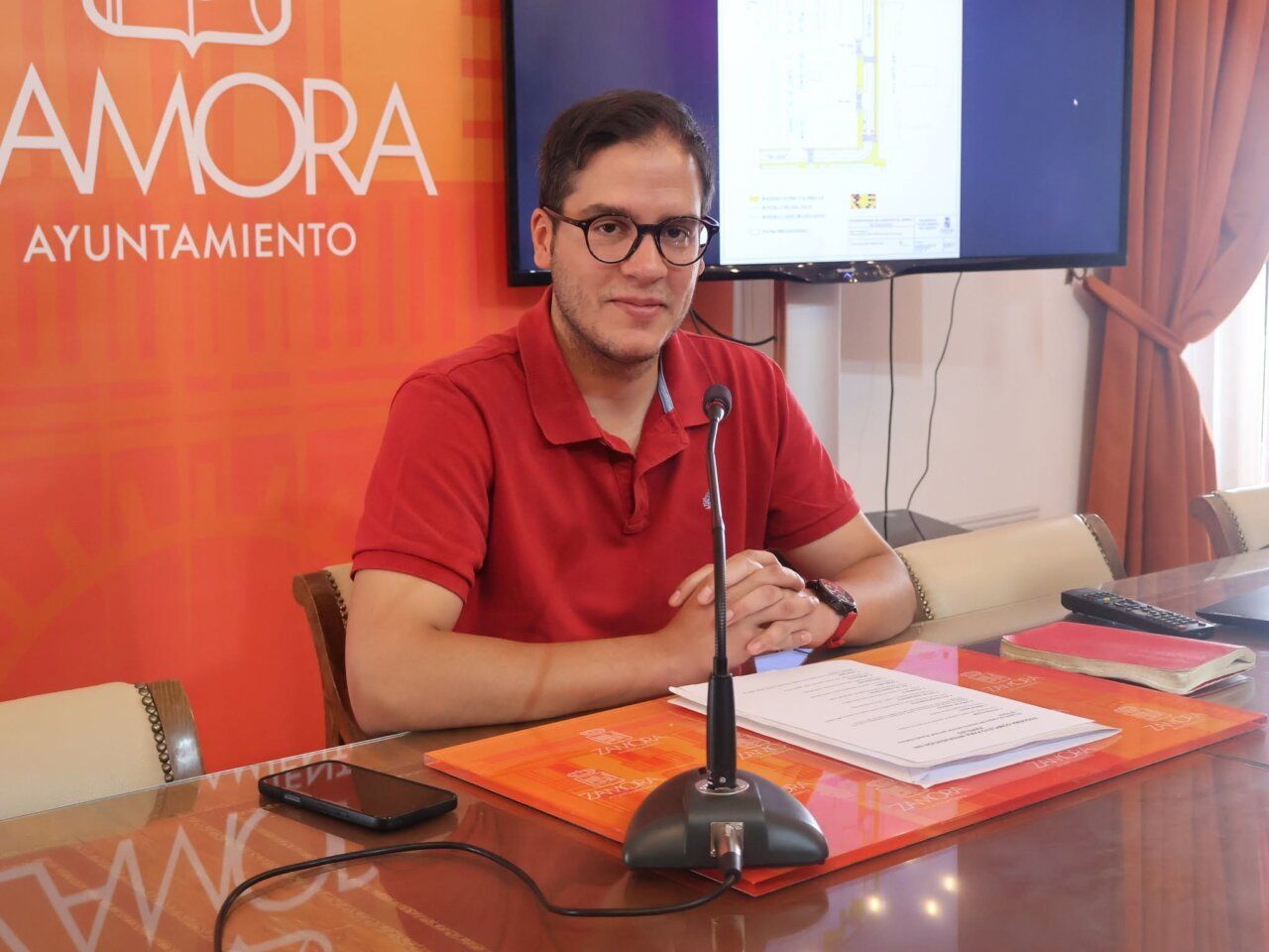 Concejal de Zamora presentando proyecto de mejora escolar