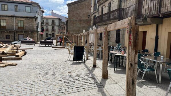 Montaje de la plaza de toros tradicional en Fermoselle