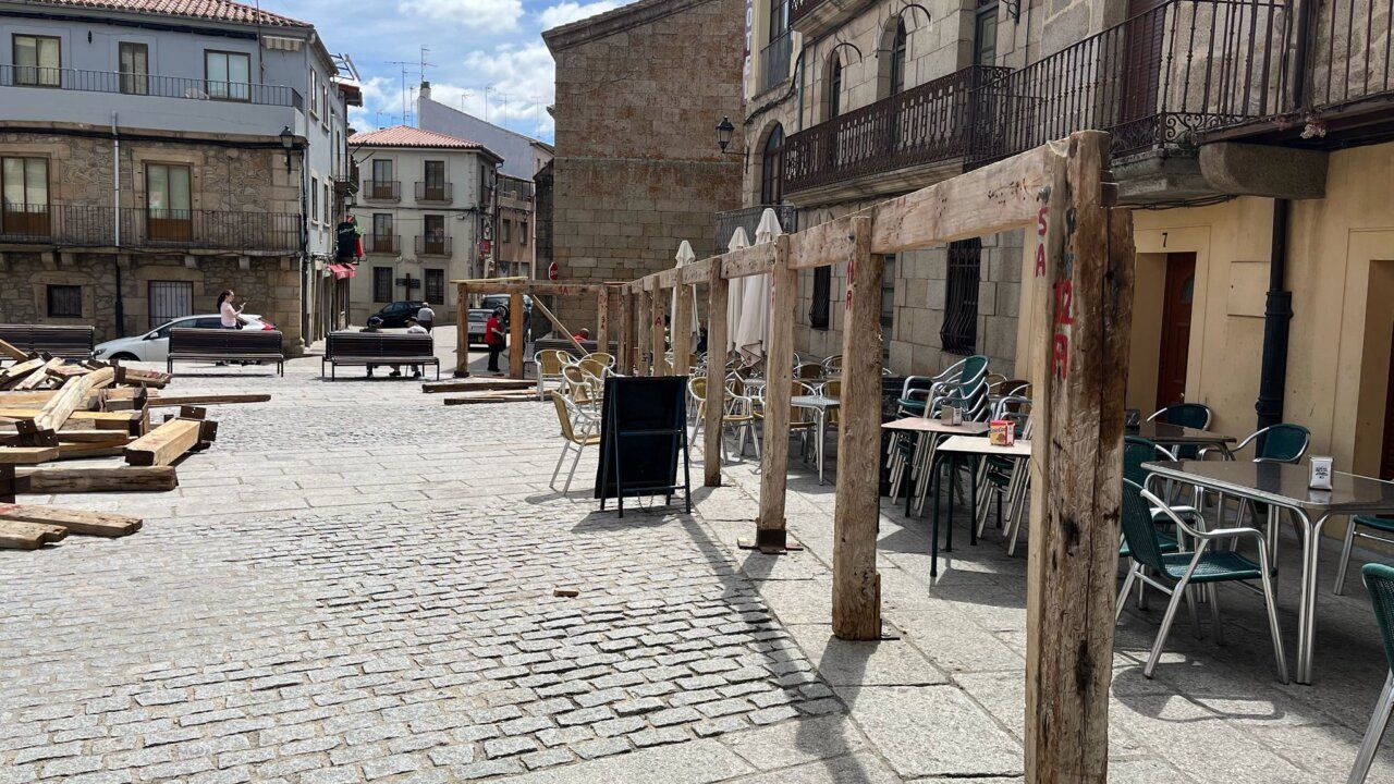 Montaje de la plaza de toros tradicional en Fermoselle