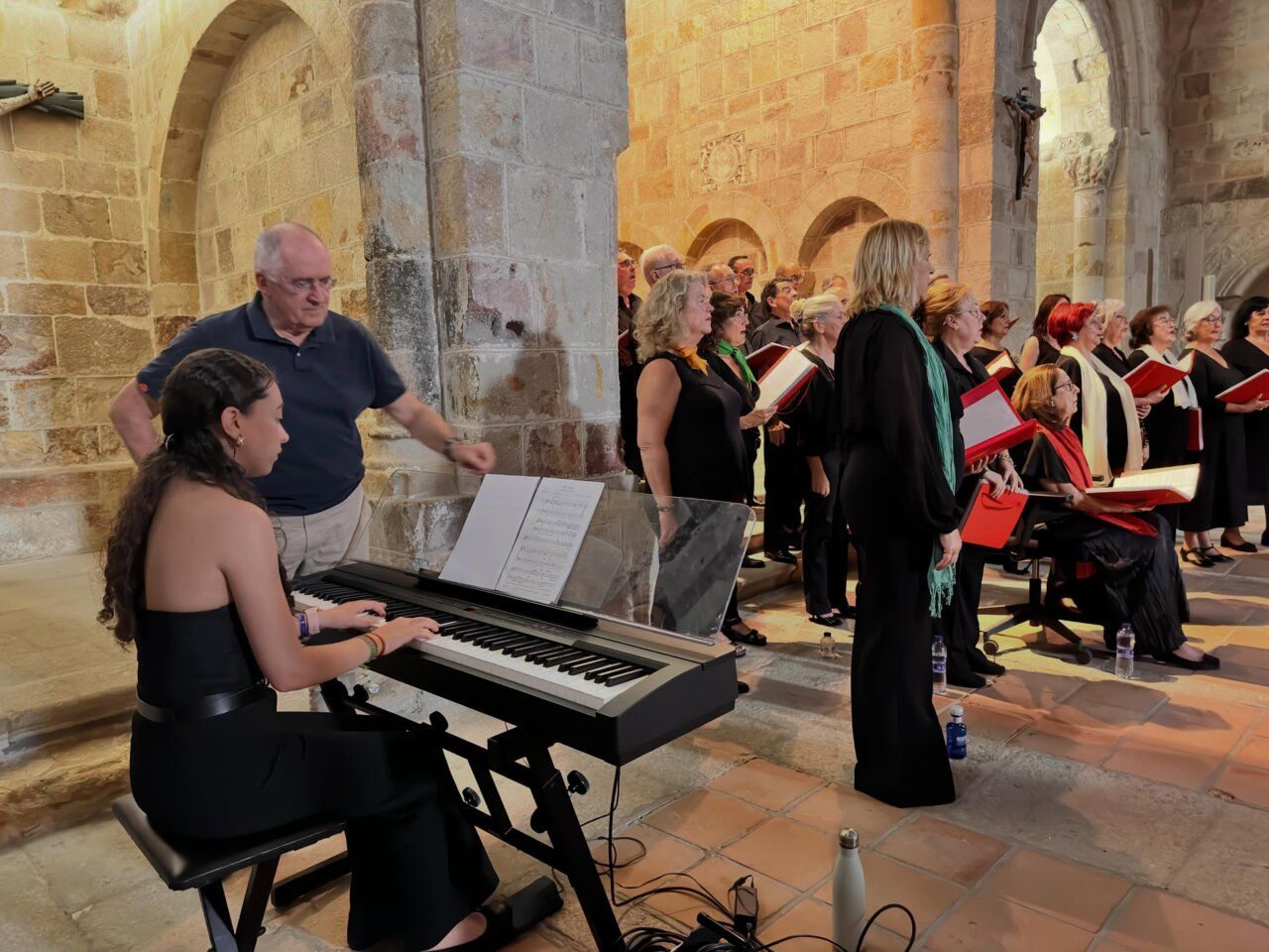 Concierto solidario en la iglesia de San Cipriano con coro y pianista