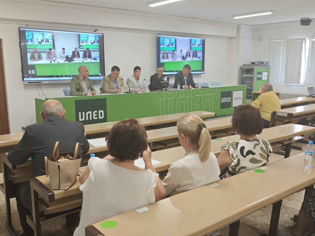 Mesa de debate en la UNED Zamora con participantes y público asistente