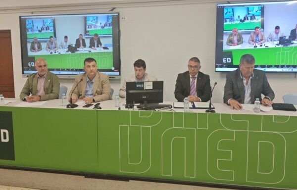 Panel de debate en la UNED Zamora con varios participantes