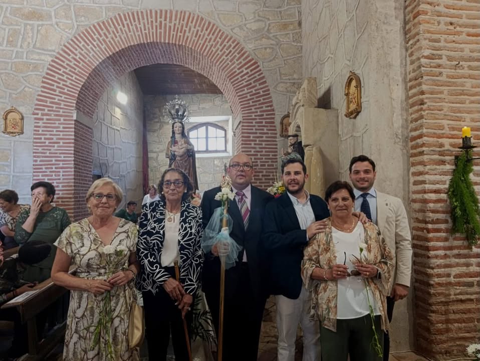 Grupo de personas en la festividad de la Virgen de la Paz en Olmo de la Guareña