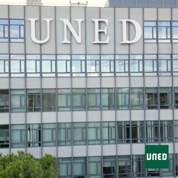 Edificio de la UNED con ventanas y el logo visible