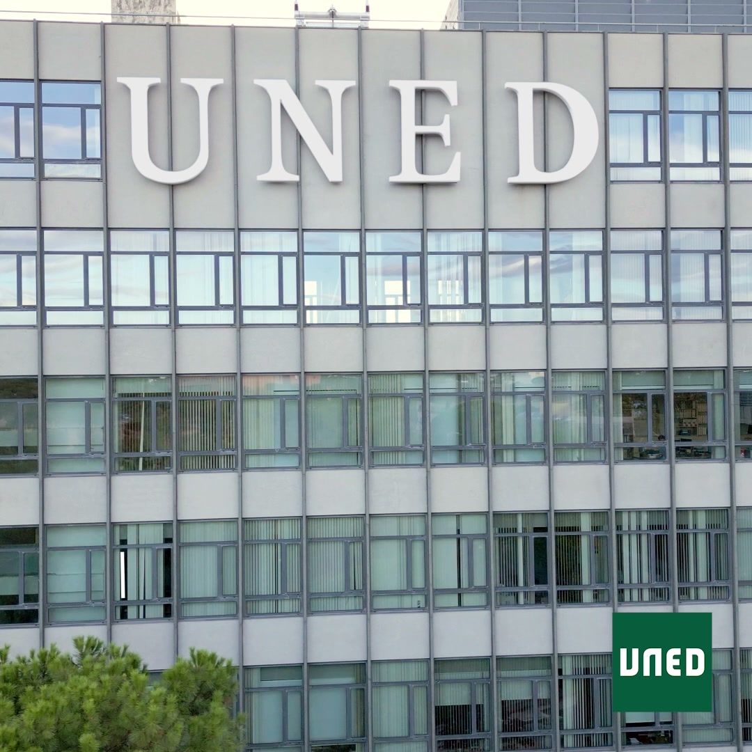 Edificio de la UNED con ventanas y el logo visible