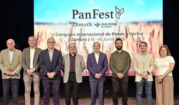 Participantes del congreso Panfest en Zamora, celebrando la cultura del pan.