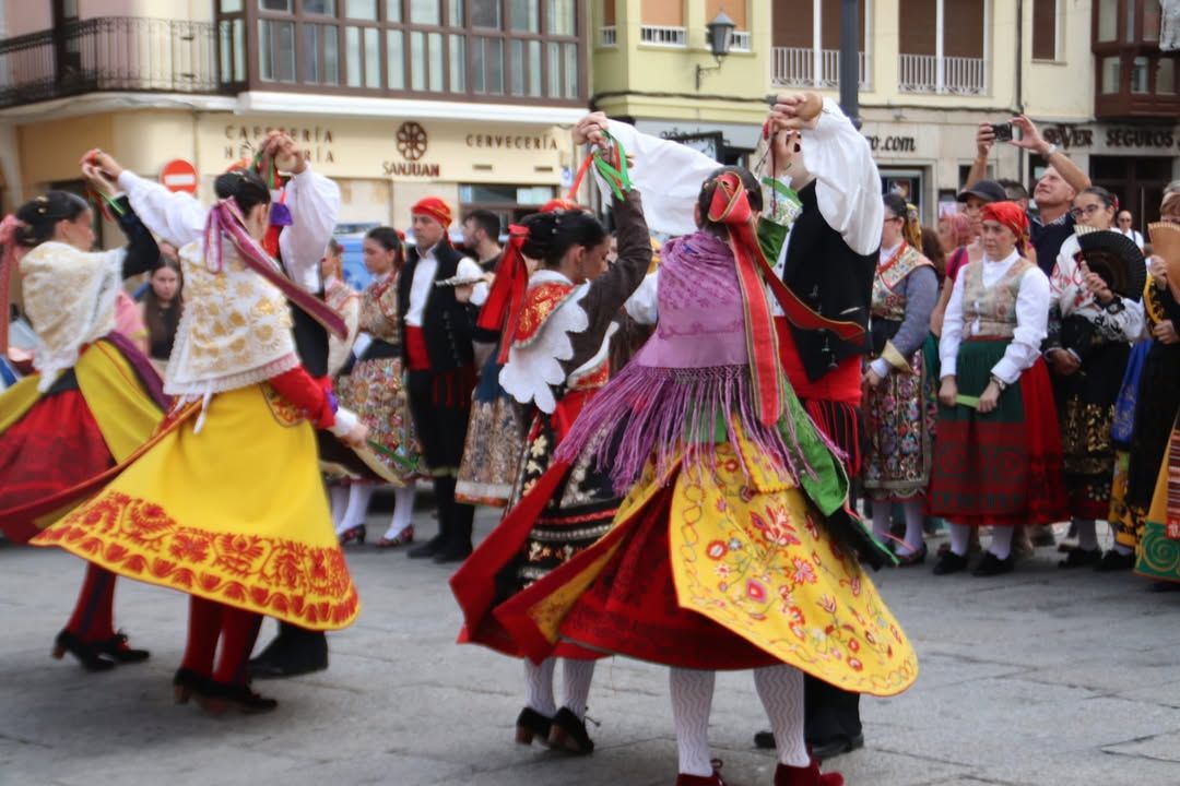 Participantes en el pasacalles de San Pedro en Zamora con trajes tradicionales.