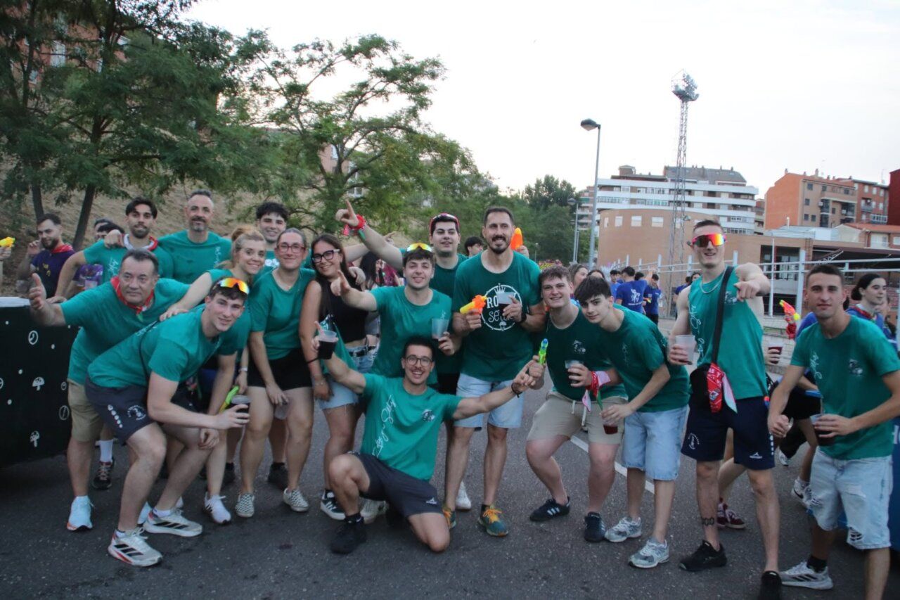 Grupo de personas celebrando en la quema de la hoguera en San Pedro