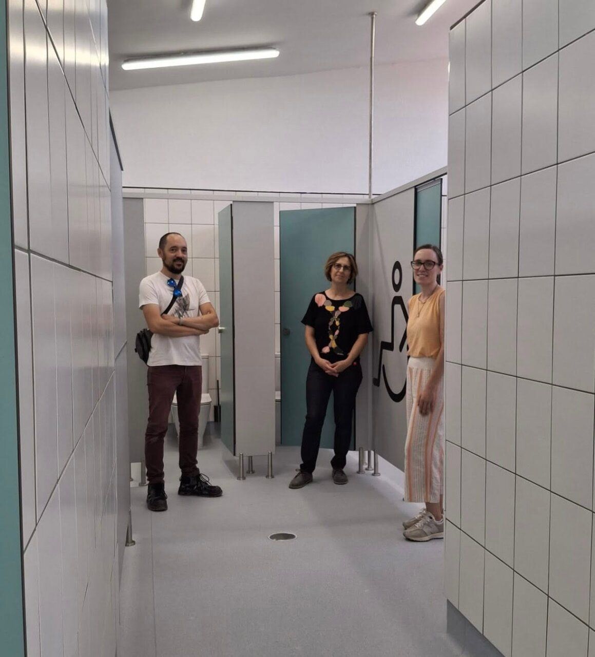 Tres personas en el interior de la piscina municipal de Toro