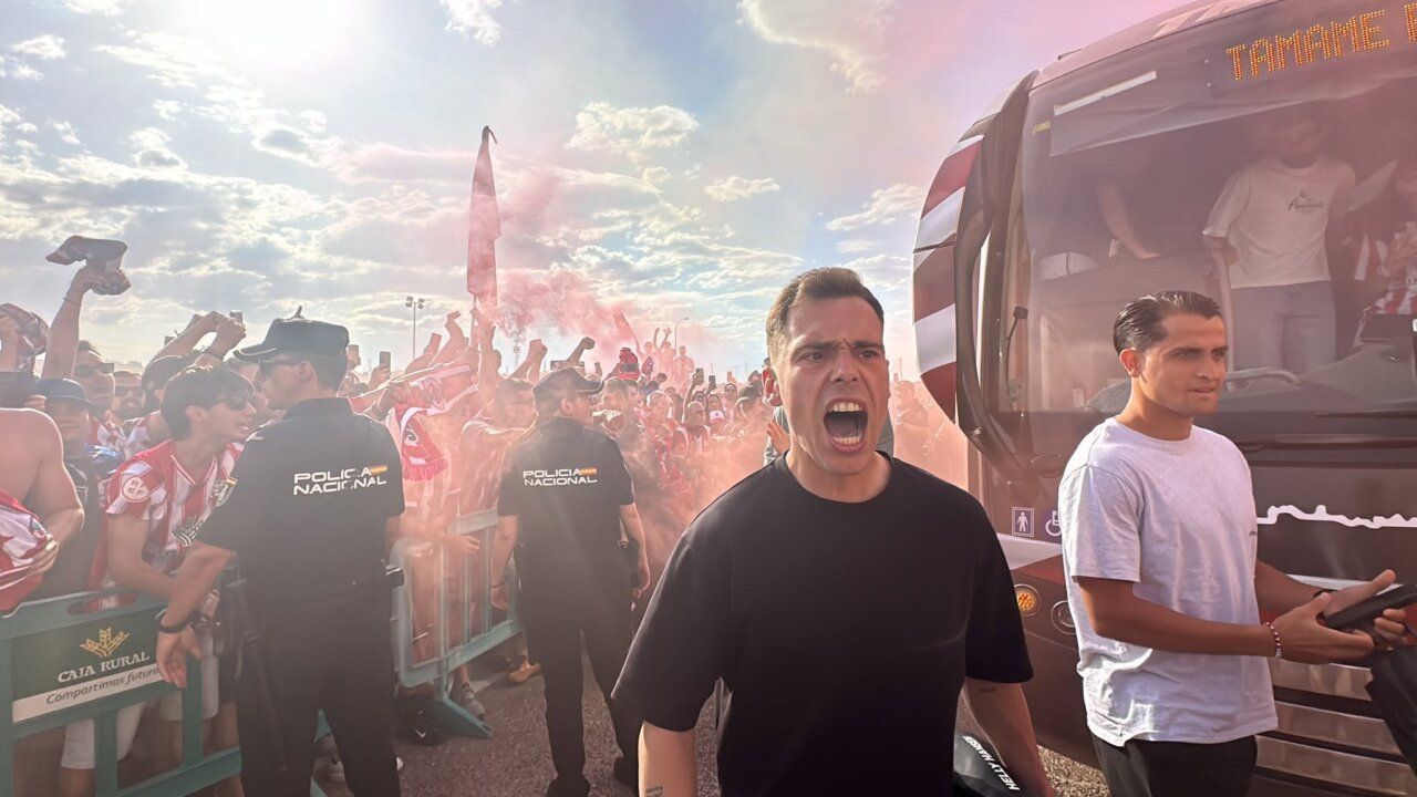 Aficionados del Zamora CF animando en el play off de ascenso
